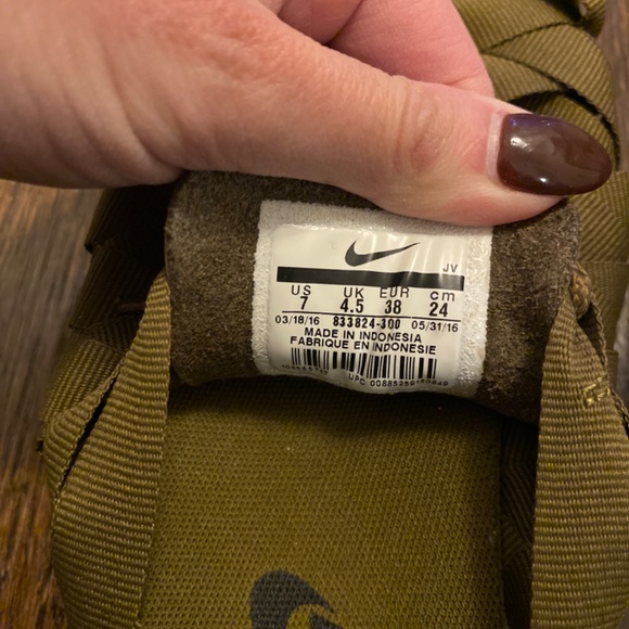 Nike Women’s Juvenate Woven Running Sneaker - Picture 8 of 8